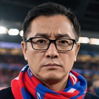球迷用户头像，一位中年男性戴着眼镜，表情认真