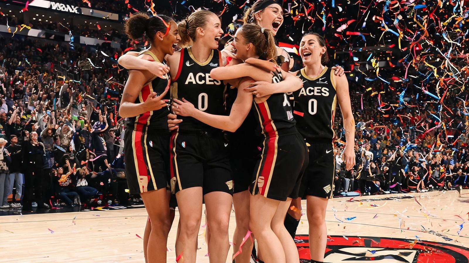 WNBA王牌队赢得比赛后球员在场上拥抱庆祝，彩带飘落